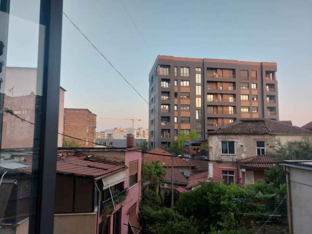 Një apartament 3+1 jepet me qera tek Pazari Ri