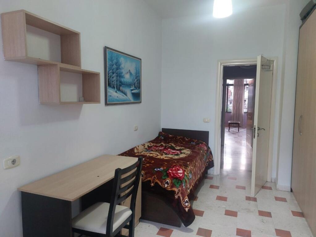 Një apartament 3+1 jepet me qera tek Pazari Ri