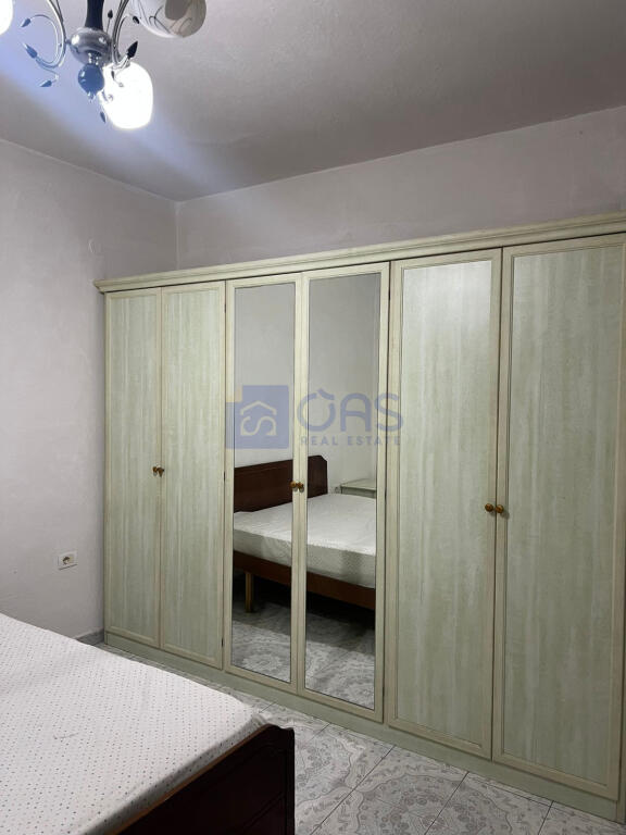 Un appartamento 1+1 è disponibile per affitto in una casa privata a Kodra e Priftit.