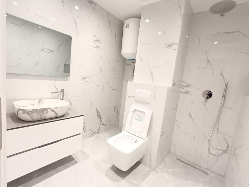 2+1 Apartment for Sale - Pazari i Ri, near Optika Roma
