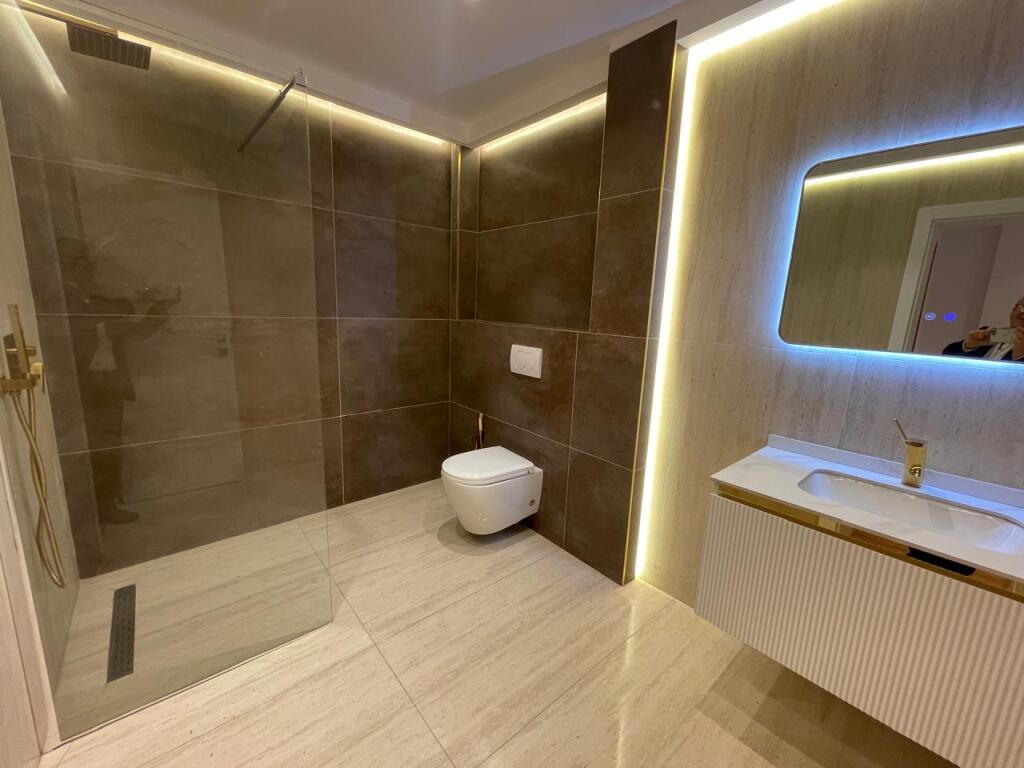 Shitet apartament 2+1 tek qendra globe, rruga Kavajës