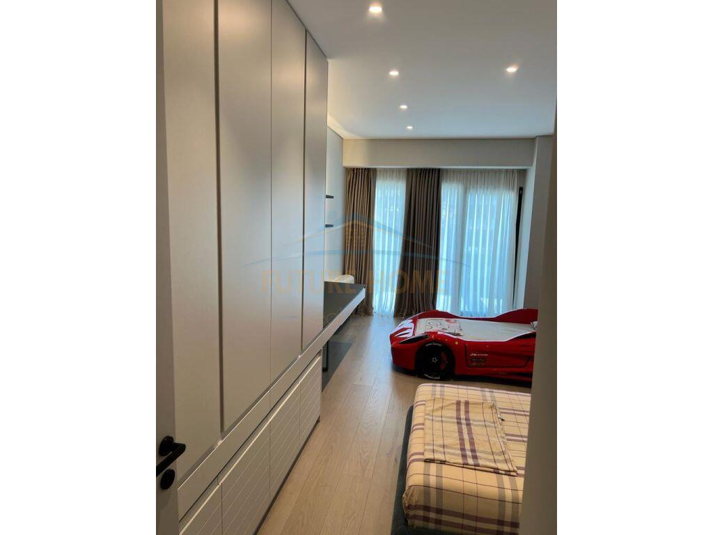 Shitet, Apartament Duplex, me Verandë + Post Parkimi