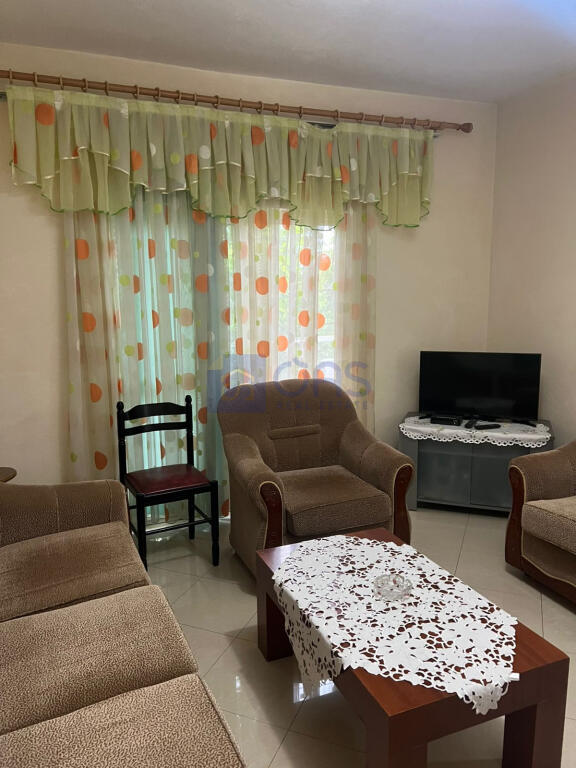 Un appartamento 1+1 è disponibile per affitto in una casa privata a Kodra e Priftit.
