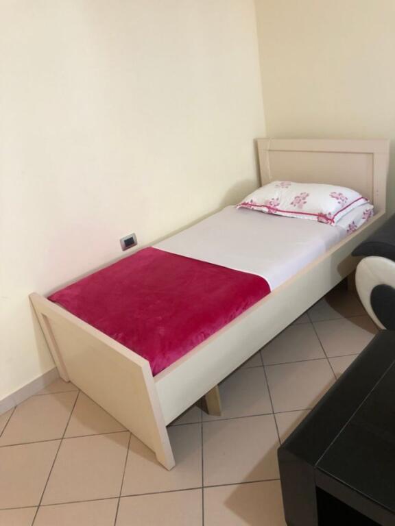 Një apartament 1+1 jepet me qera tek rrethrrotullimi selites.