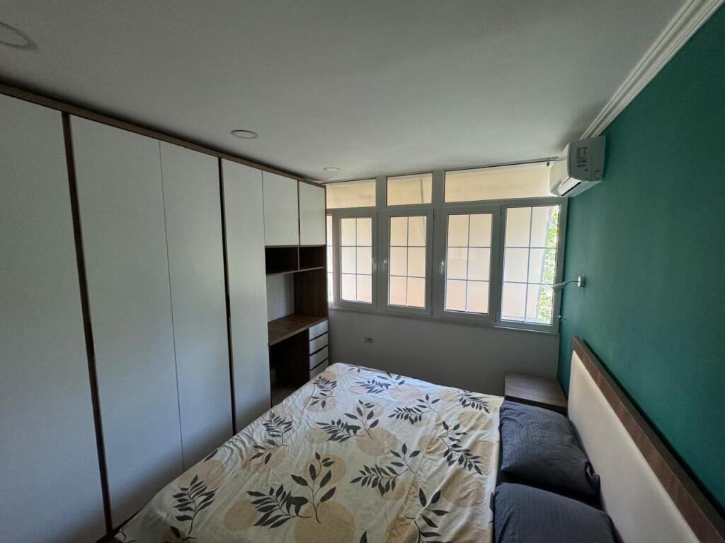 Jepet apartament 1+1 me qera tek 21 dhjetori prane Kryqezimit.