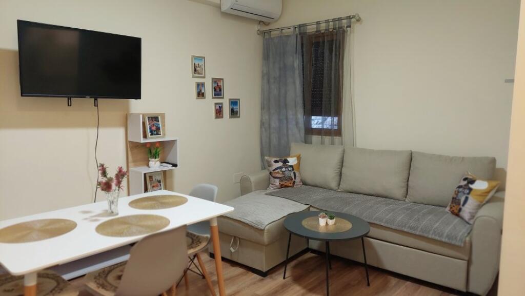 Jepet apartament 1+1 me qera ne Myslym Shyr, fondi Besa.