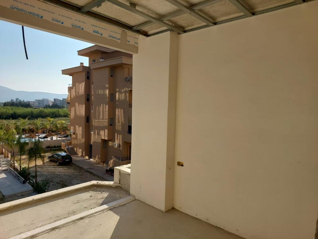 FOR SALE: 1-Bedroom Apartment in Radhimë (🍹Palm Resort) ⛱️Beachfront with Stunning Orikum Bay View – Floor 3 – Price: €161,650
