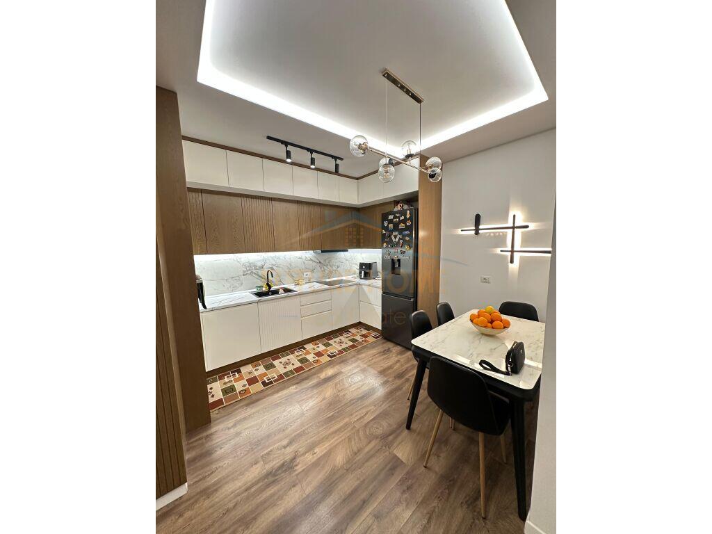 In vendita, Appartamento 3+1+2, Residenza Oasis, Tirana