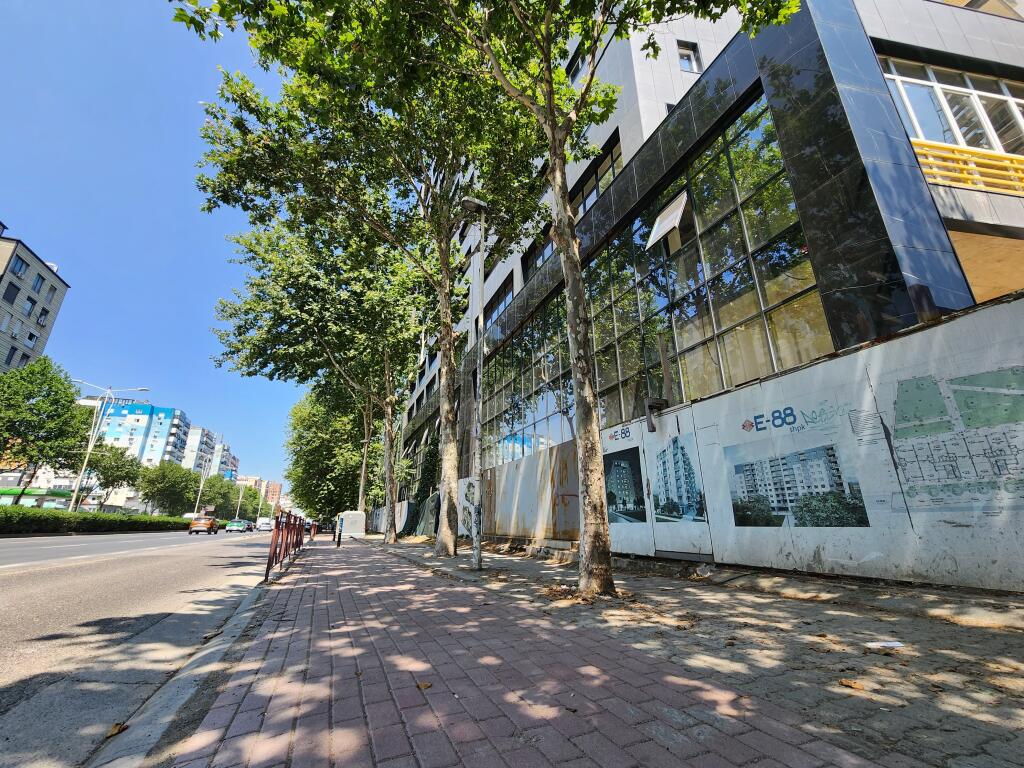 IN VENDITA: Negozio 47,50 m² (Complesso E88 - Cupola) 📍Accanto a Via Dritan Hoxha Piano Terra, Facciata in Vetro - Altezza 5 M