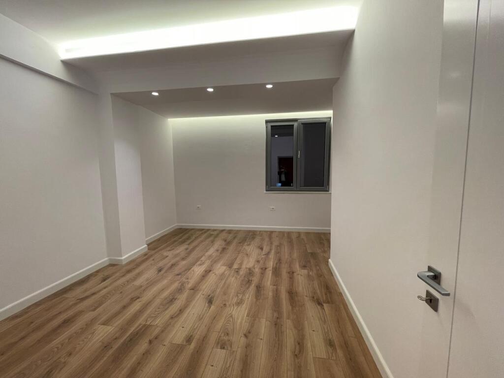 Shitet apartament 2+1 tek qendra globe, rruga Kavajës