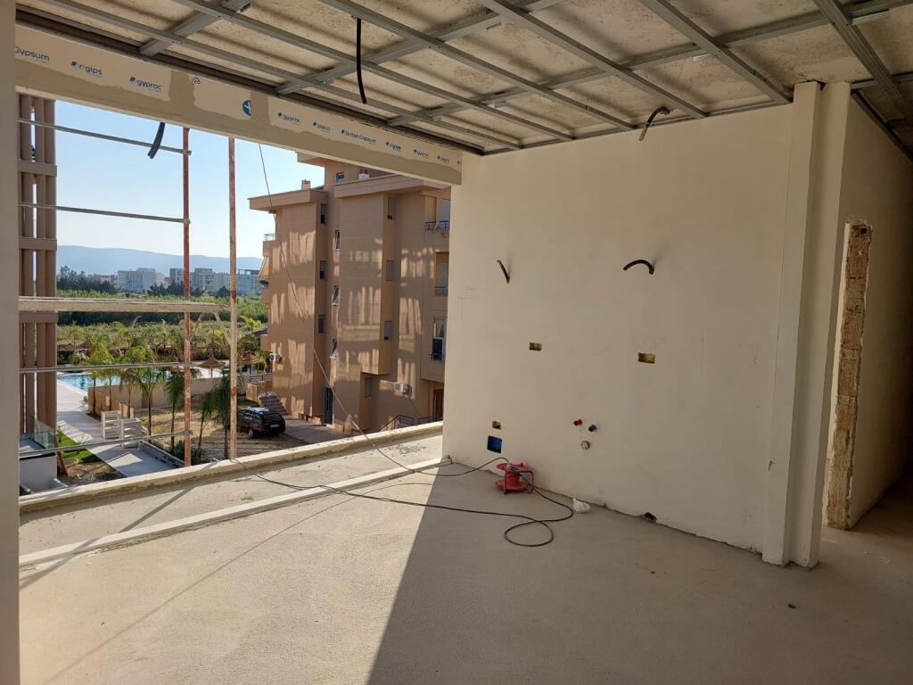  FOR SALE: 1-Bedroom Apartment in Radhimë (🍹Palm Resort) ⛱️Beachfront with Stunning Orikum Bay View – Floor 3 – Price: €161,650