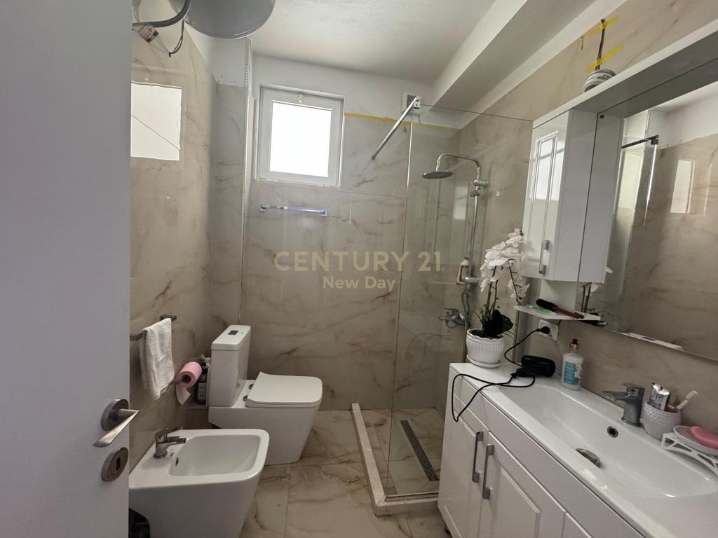 Shitet apartament 1+1 zona Ish-URT qe mund te pershtatet ne 2+1.