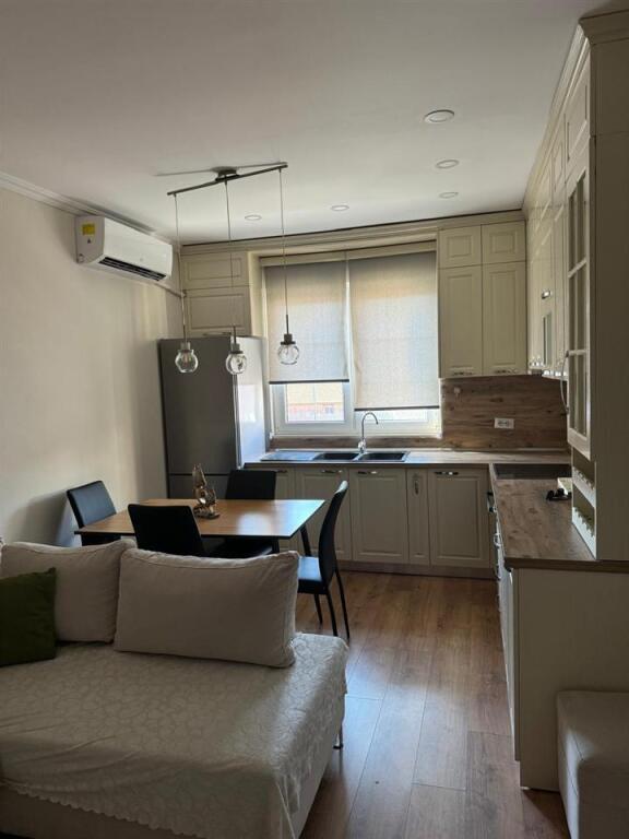 Jepet apartament 1+1 me qera tek 21 dhjetori prane Kryqezimit.