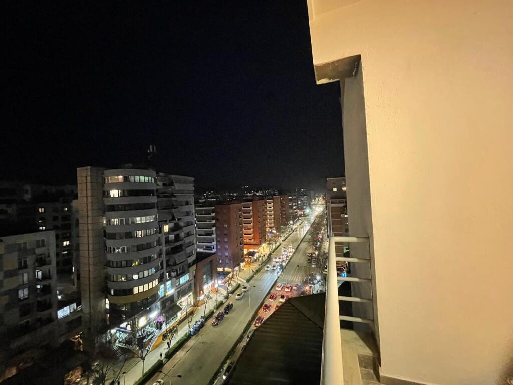 Shitet apartament 2+1 tek qendra globe, rruga Kavajës