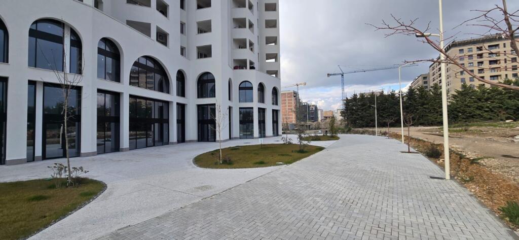 JEPET ME QERA AMBJENT BIZNESI 127M2 ASTIR