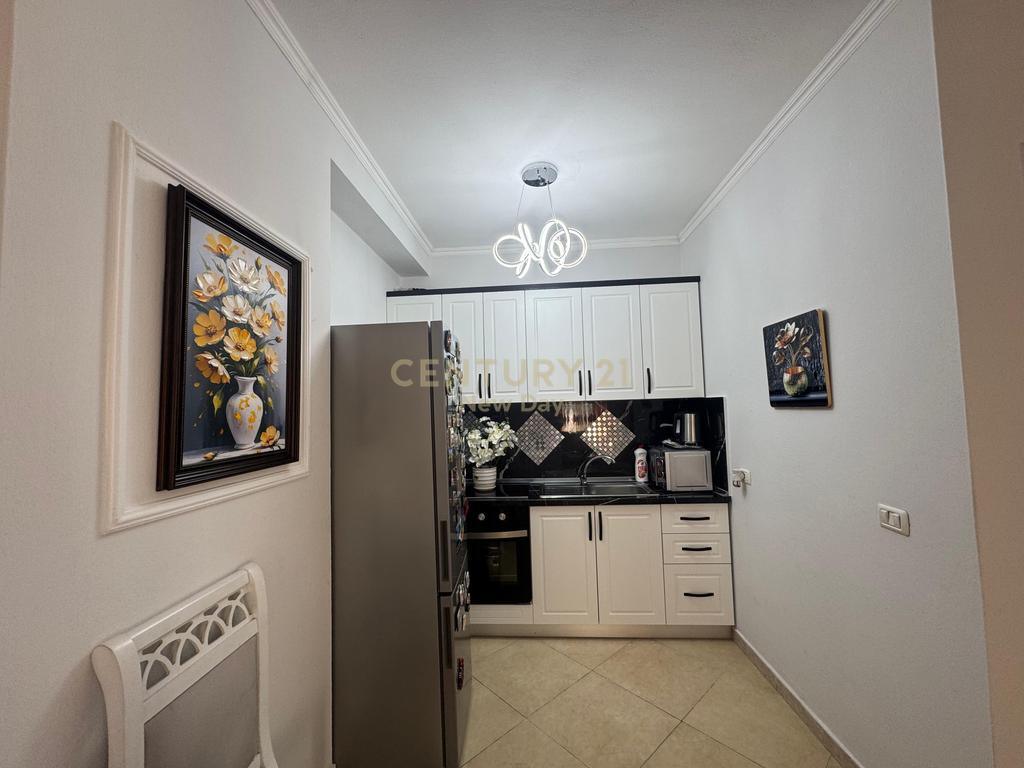 Shitet apartament 1+1 zona Ish-URT qe mund te pershtatet ne 2+1.