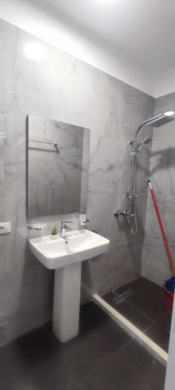 Shitet garsoniere mbi qendren kristal
