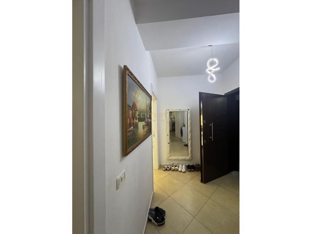 Shitet apartament 1+1 zona Ish-URT qe mund te pershtatet ne 2+1.
