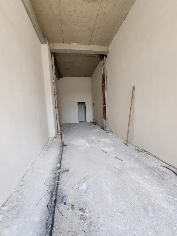 IN VENDITA: Negozio 47,50 m² (Complesso E88 - Cupola) 📍Accanto a Via Dritan Hoxha Piano Terra, Facciata in Vetro - Altezza 5 M