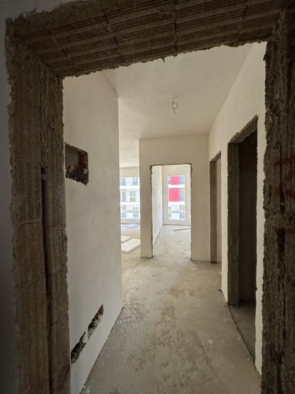 Shitet apartament 2+1+2+post parkimi tek Univers City