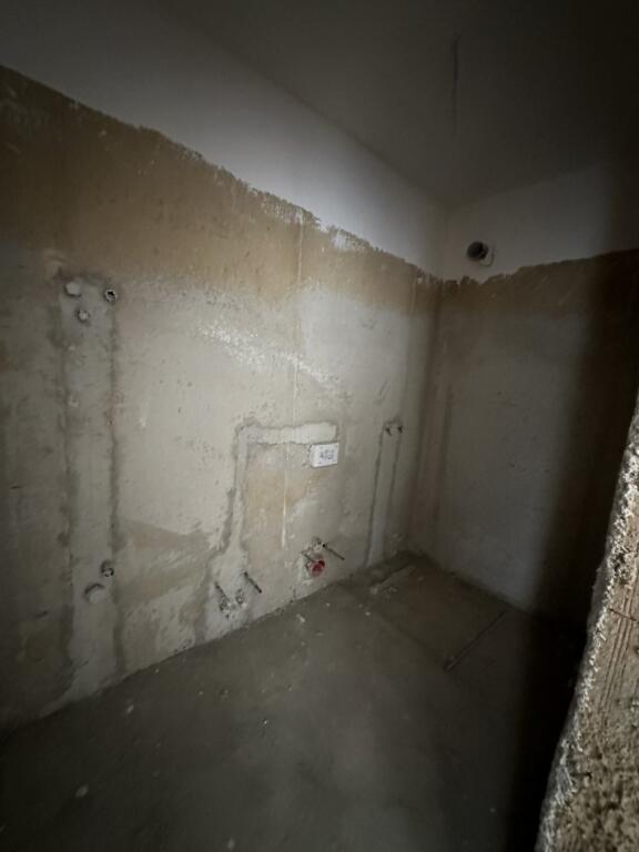 Shitet apartament 2+1+2+post parkimi tek Univers City