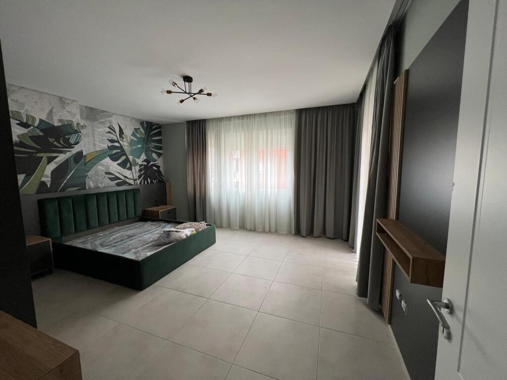 Shitet apartament 2+1+parkim tek Green City.