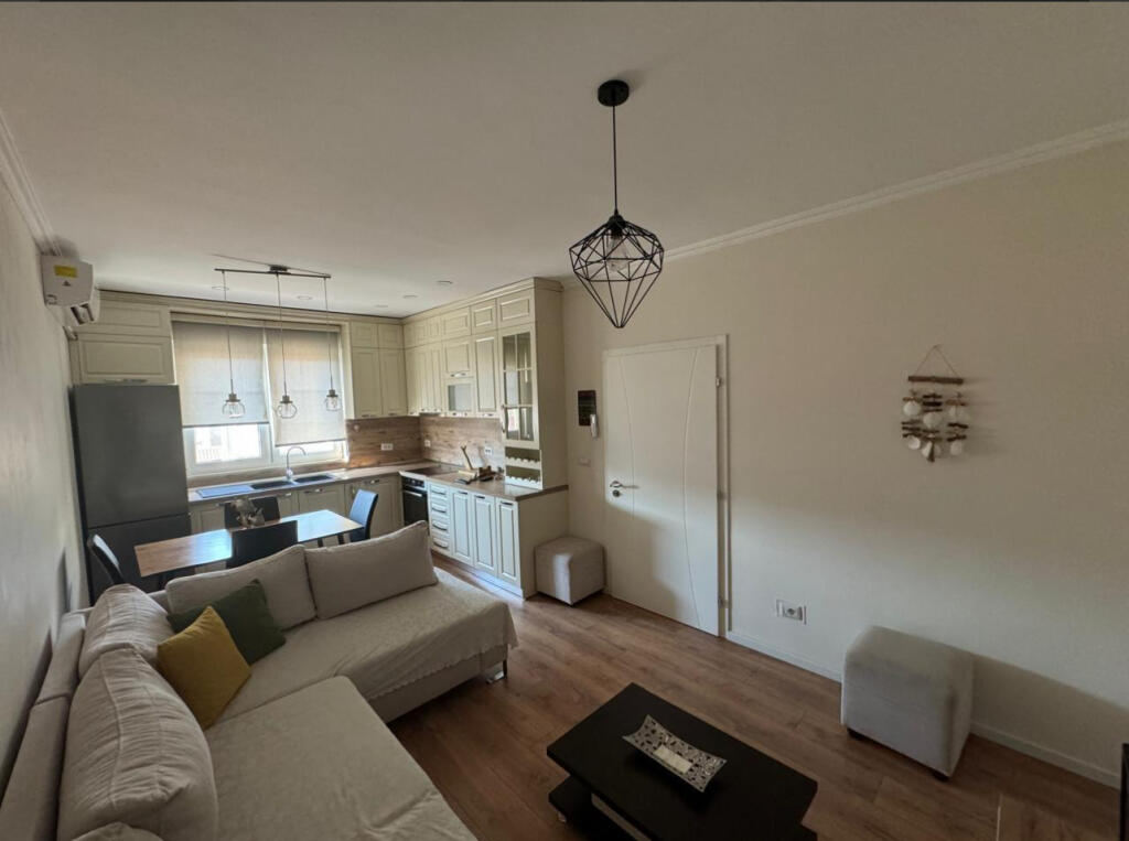 Jepet apartament 1+1 me qera tek 21 dhjetori prane Kryqezimit.