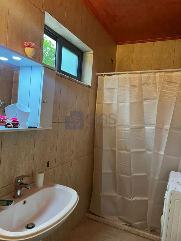 Un appartamento 1+1 è disponibile per affitto in una casa privata a Kodra e Priftit.