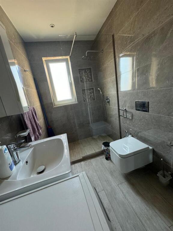 Jepet apartament 1+1 me qera tek 21 dhjetori prane Kryqezimit.