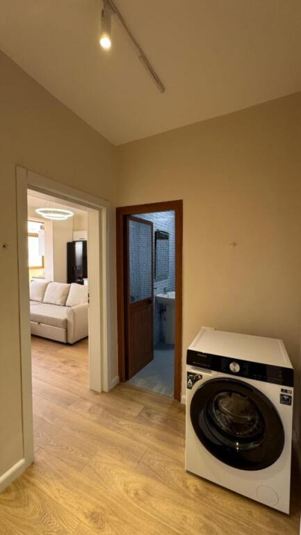 Një apartament 2+1 jepet me qera tek 21 dhjetori, rruga Kongresi Lushnjes.