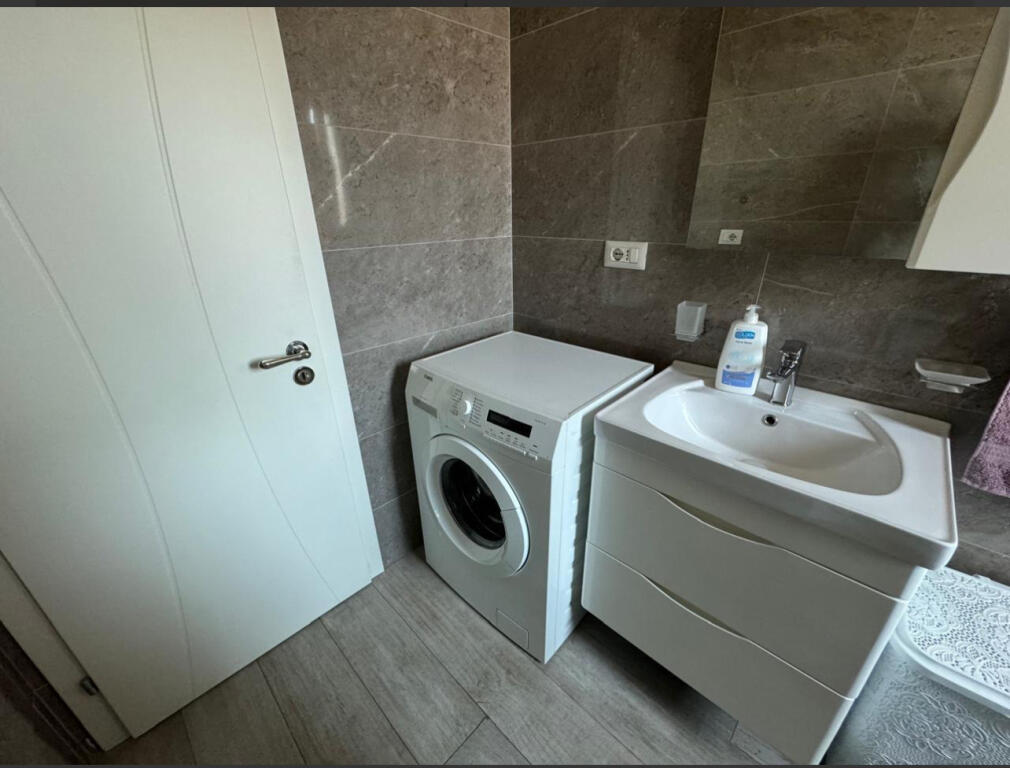 Jepet apartament 1+1 me qera tek 21 dhjetori prane Kryqezimit.