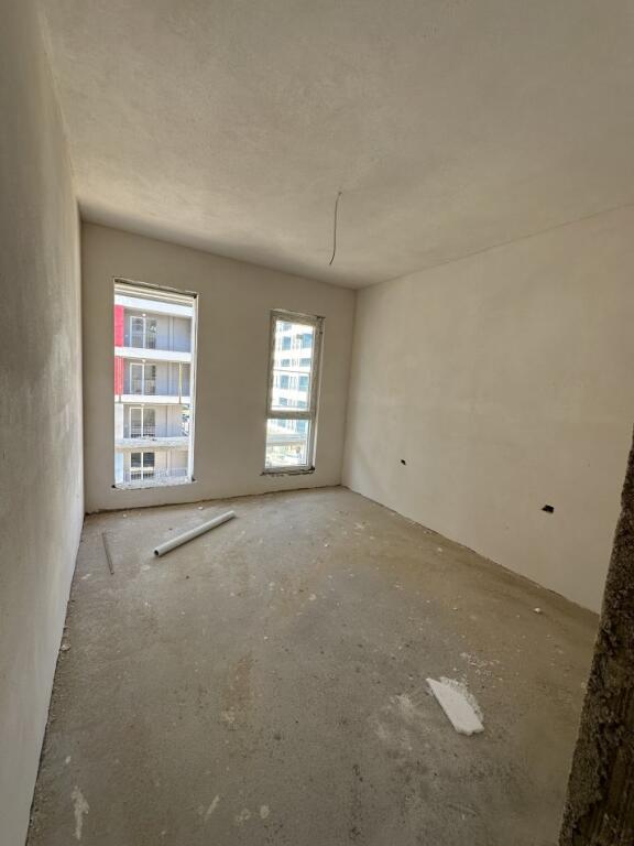 Shitet apartament 2+1+2+post parkimi tek Univers City