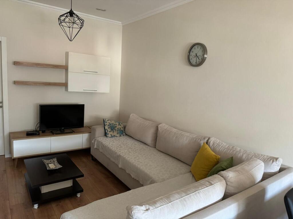 Jepet apartament 1+1 me qera tek 21 dhjetori prane Kryqezimit.