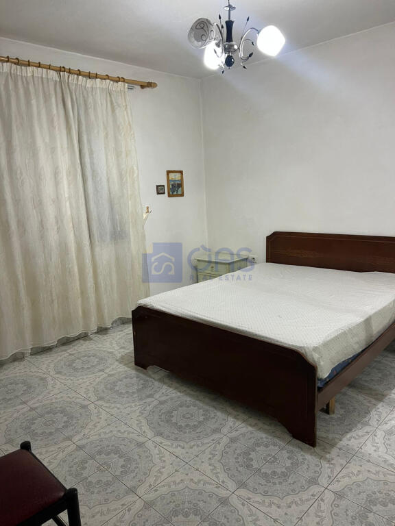 Un appartamento 1+1 è disponibile per affitto in una casa privata a Kodra e Priftit.