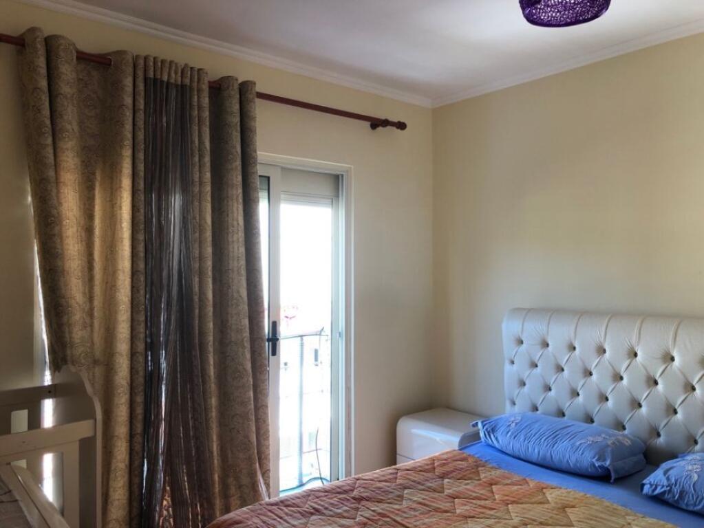 Një apartament 1+1 jepet me qera tek rrethrrotullimi selites.