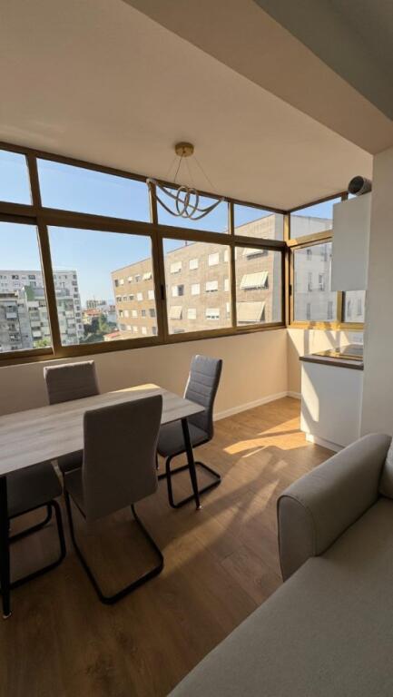 Një apartament 2+1 jepet me qera tek 21 dhjetori, rruga Kongresi Lushnjes.