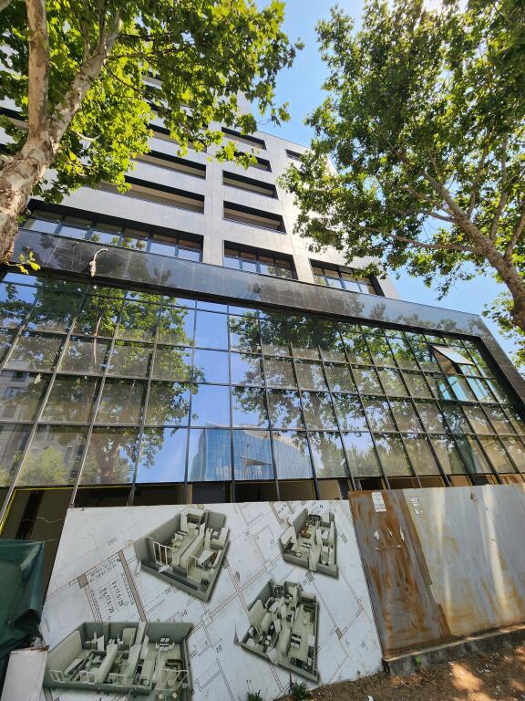 IN VENDITA: Negozio 47,50 m² (Complesso E88 - Cupola) 📍Accanto a Via Dritan Hoxha Piano Terra, Facciata in Vetro - Altezza 5 M