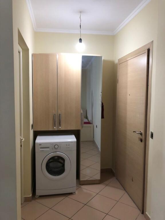 Një apartament 1+1 jepet me qera tek rrethrrotullimi selites.
