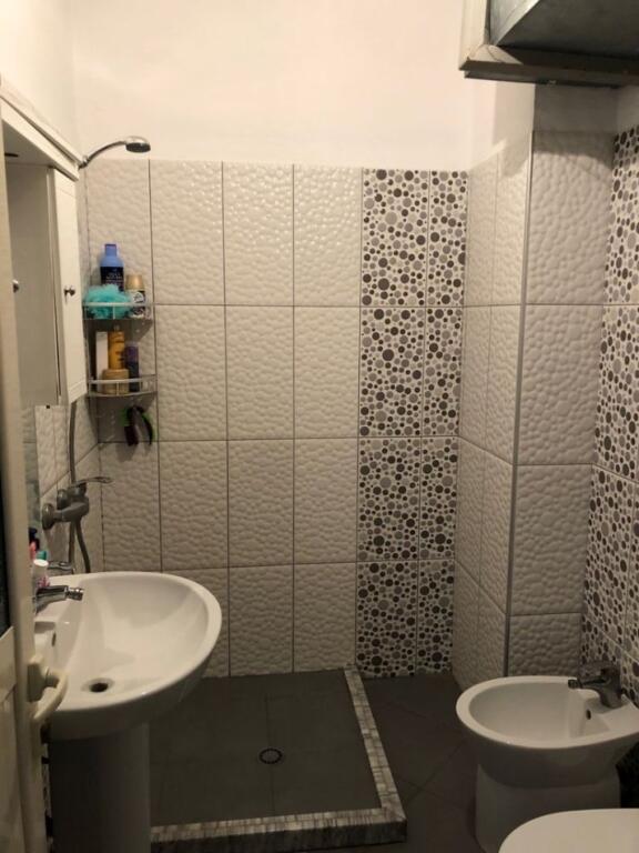 Një apartament 1+1 jepet me qera tek rrethrrotullimi selites.