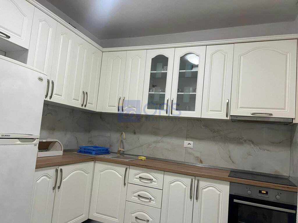 Un appartamento 1+1 è disponibile per affitto in una casa privata a Kodra e Priftit.