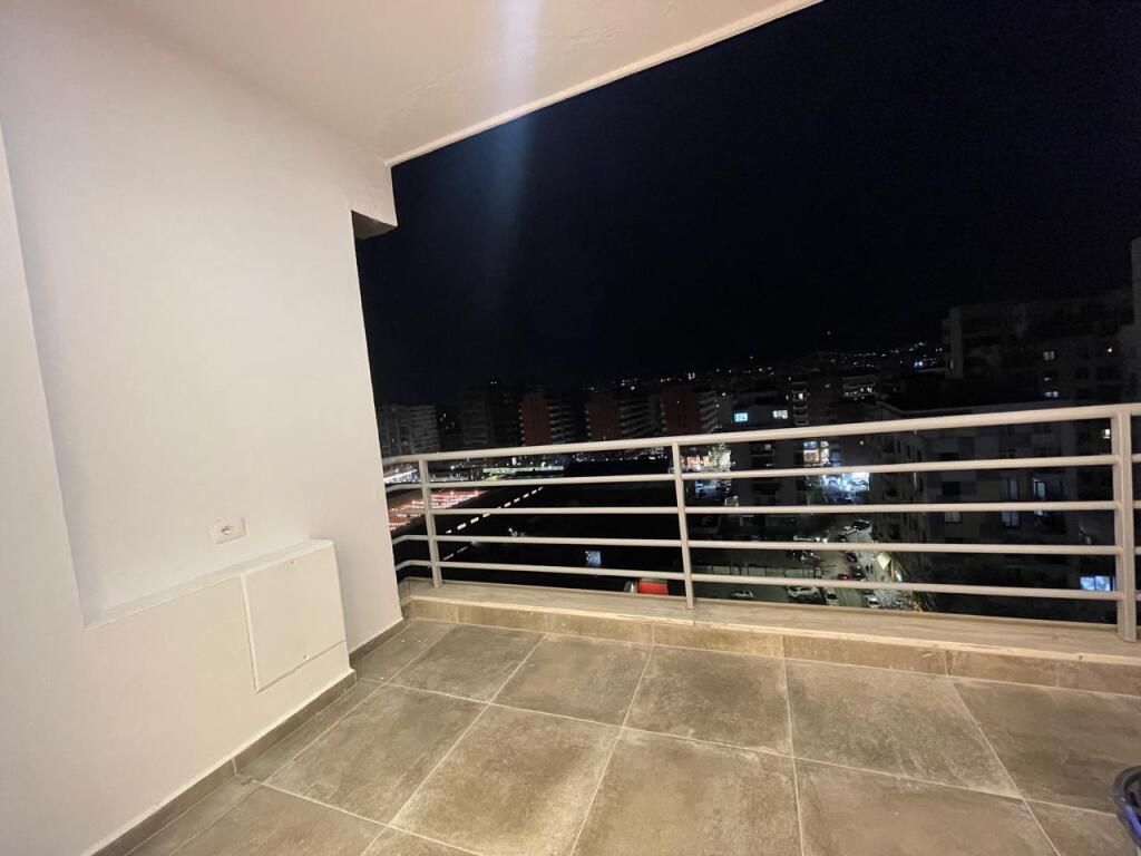 Shitet apartament 2+1 tek qendra globe, rruga Kavajës