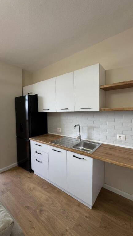 Një apartament 2+1 jepet me qera tek 21 dhjetori, rruga Kongresi Lushnjes.