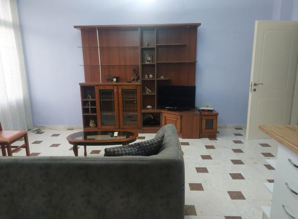 Një apartament 3+1 jepet me qera tek Pazari Ri