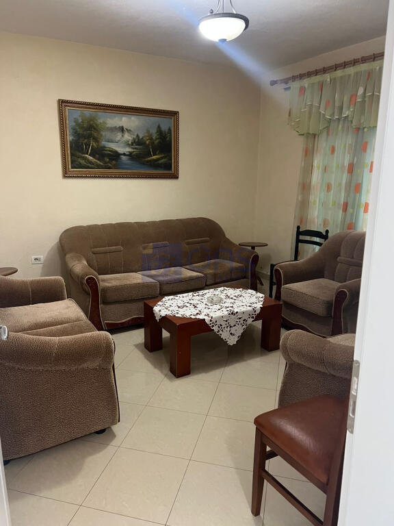 Un appartamento 1+1 è disponibile per affitto in una casa privata a Kodra e Priftit.
