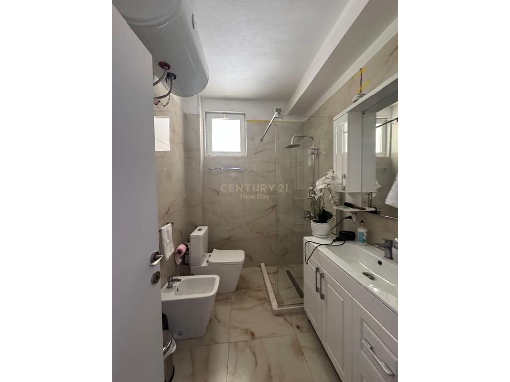 Shitet apartament 1+1 zona Ish-URT qe mund te pershtatet ne 2+1.