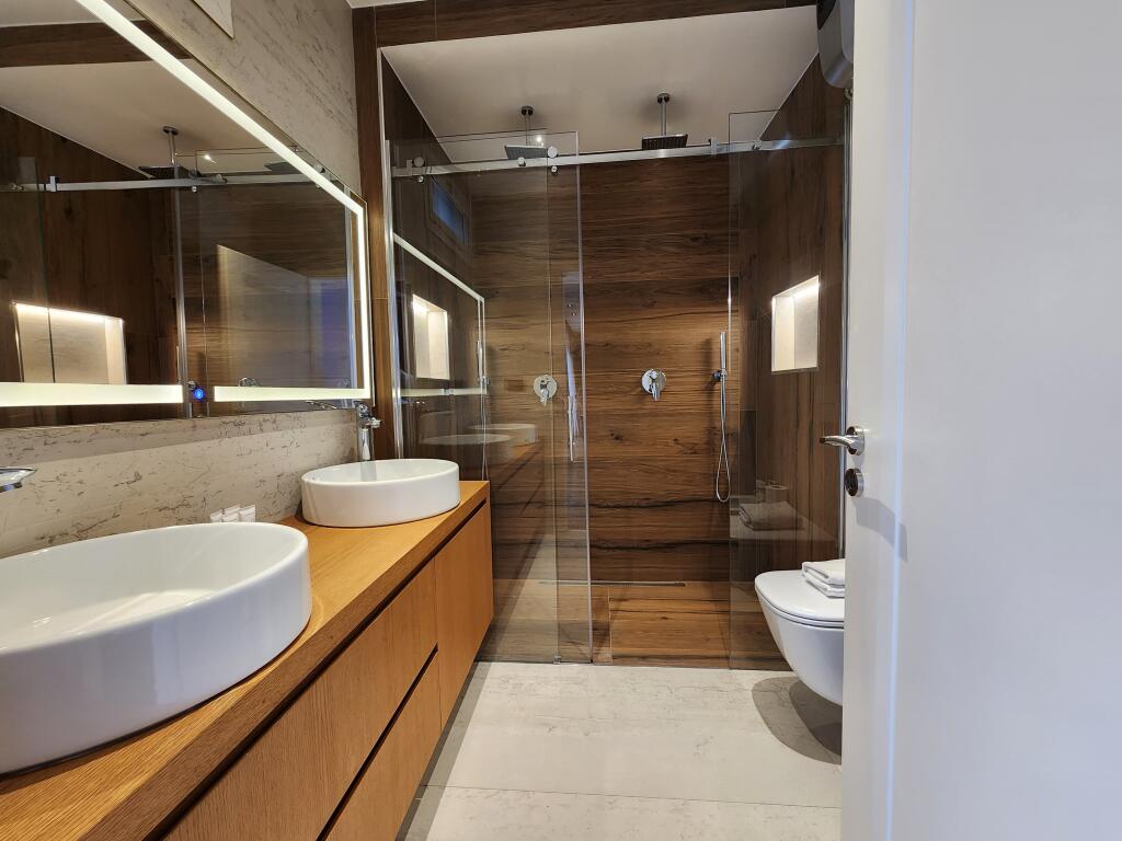 FOR SALE: ⚡️Luxury Apartment 2+1+2wc & Veranda + 1 Garage 📍( Center of Tirana 40 m from TOPTANI CENTER) ⚡️