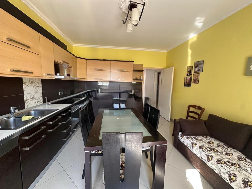 APARTAMENT 3+1+2+ POST PARKIMI PER QIRA NE ASTIR!