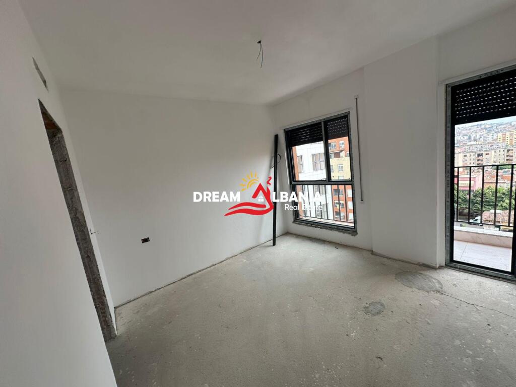 Shitet apartament 3+1+2+verande ne Rr.Qemal Stafa, prane Shkolles se Kuqe, Tirane (ID 4131427)