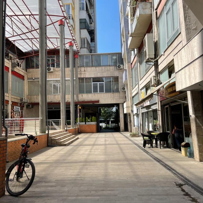 Jepet ambjent dublex me qera tek delijorgji i pershtatshem per cdo lloj biznesi.