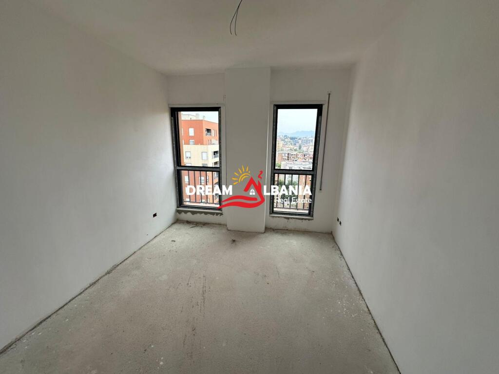 Shitet apartament 3+1+2+verande ne Rr.Qemal Stafa, prane Shkolles se Kuqe, Tirane (ID 4131427)